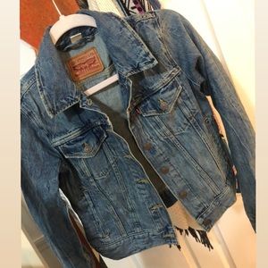 LEVI’S DENIM JACKET FITS LIKE A S/M